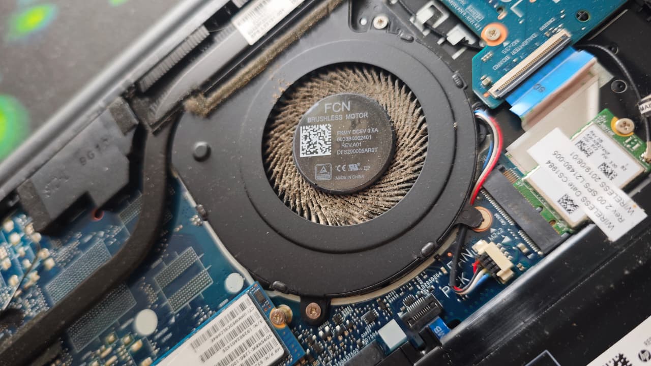 Detalle del polvo acumulado en las aspas de un ventilador de notebook